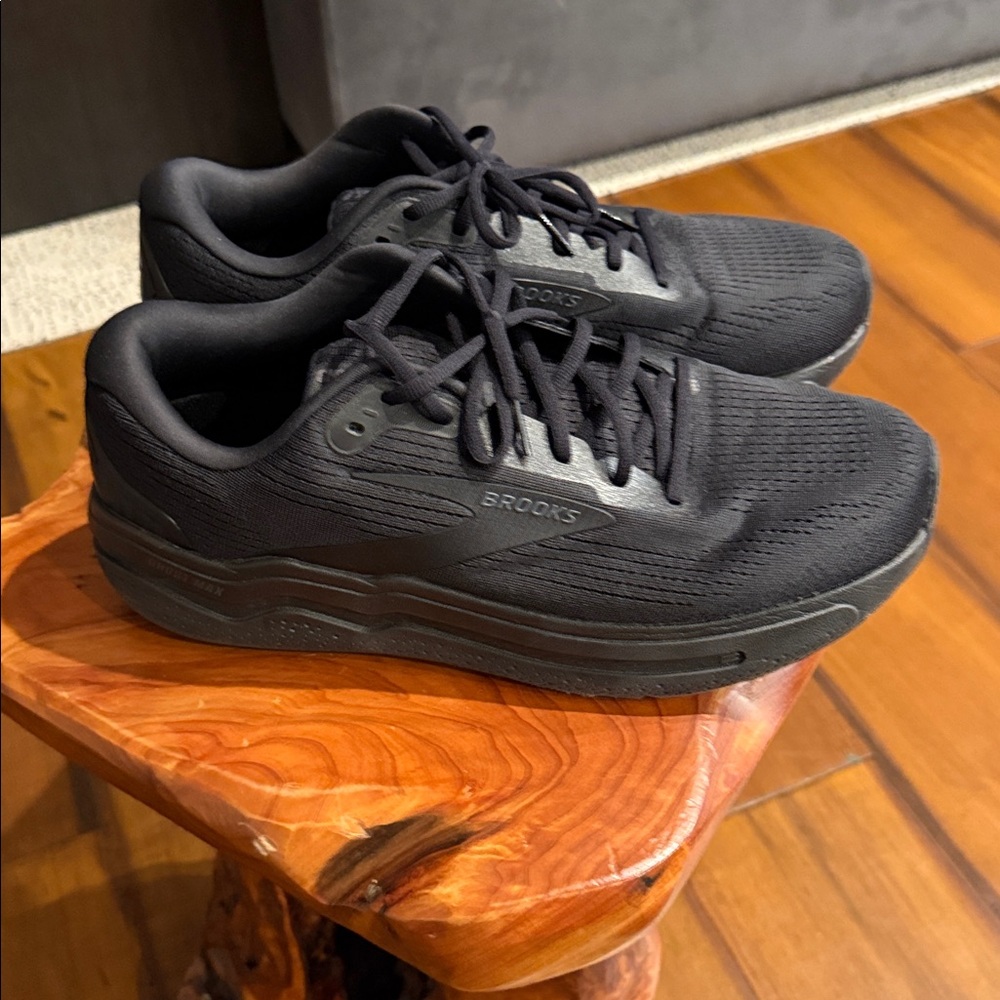 Brooks Ghost Max Jet Black Running Shoes 2E wide